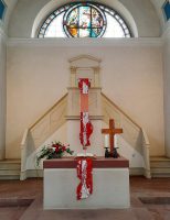 Altar- und Kanzelantependium in der liturgischen Farbe Rot